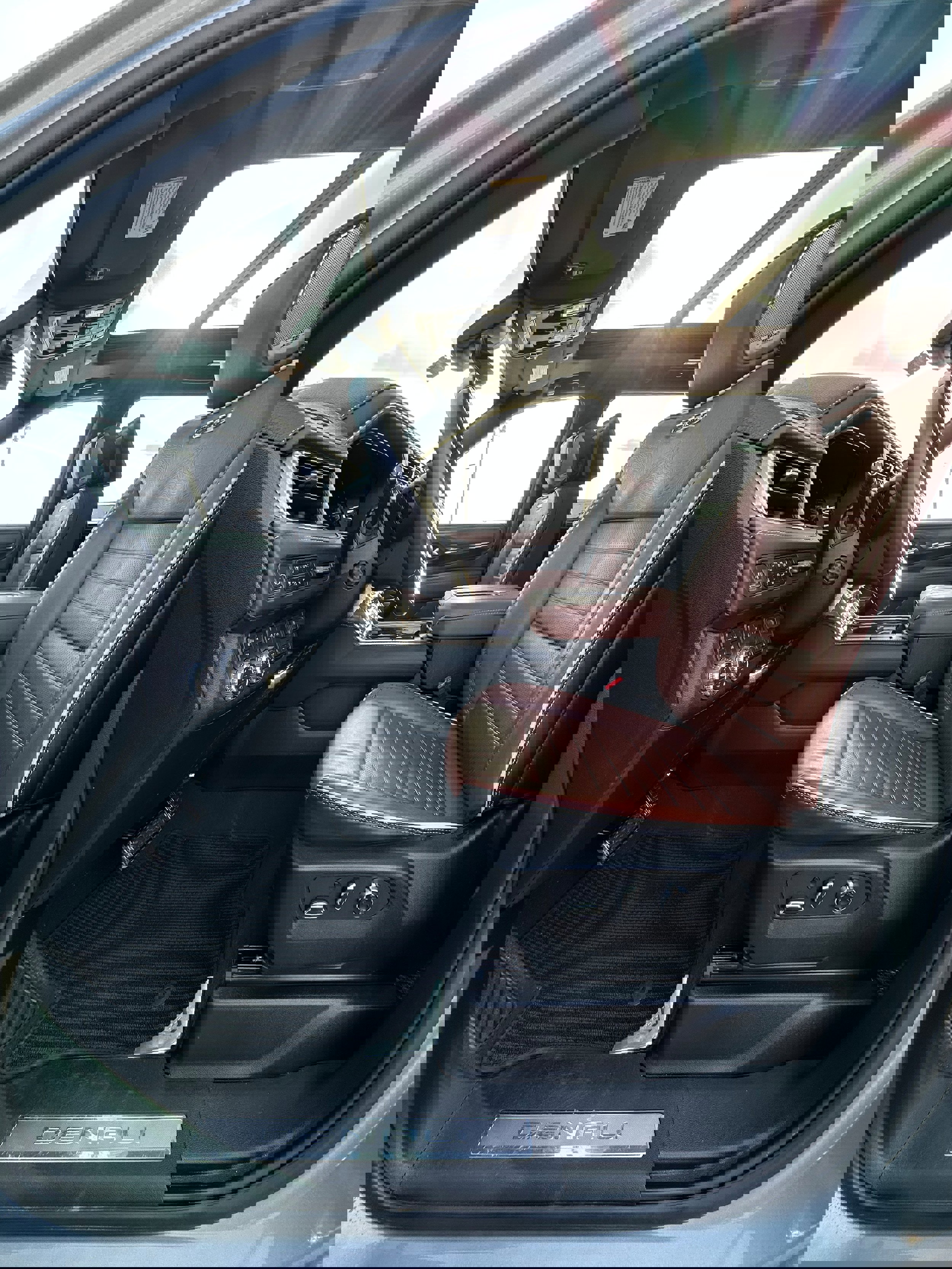 Used 2023 GMC Yukon XL Denali Ultimate AWD/4WD image 11