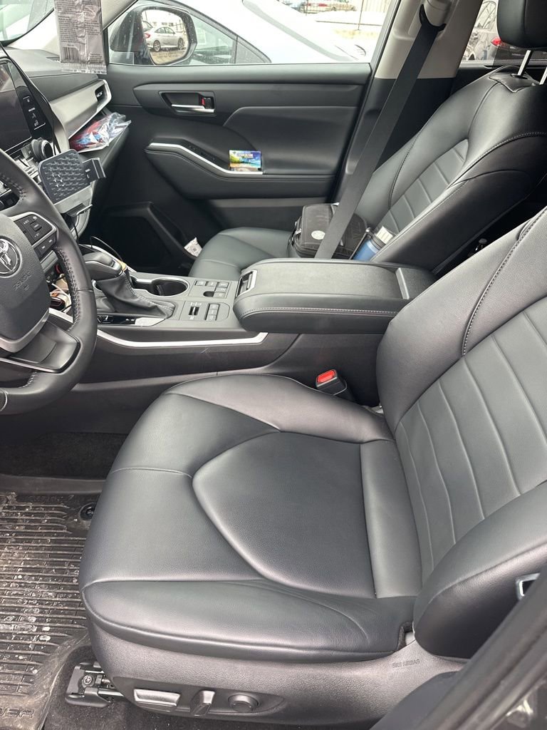 Used 2024 Toyota Highlander XLE image 4