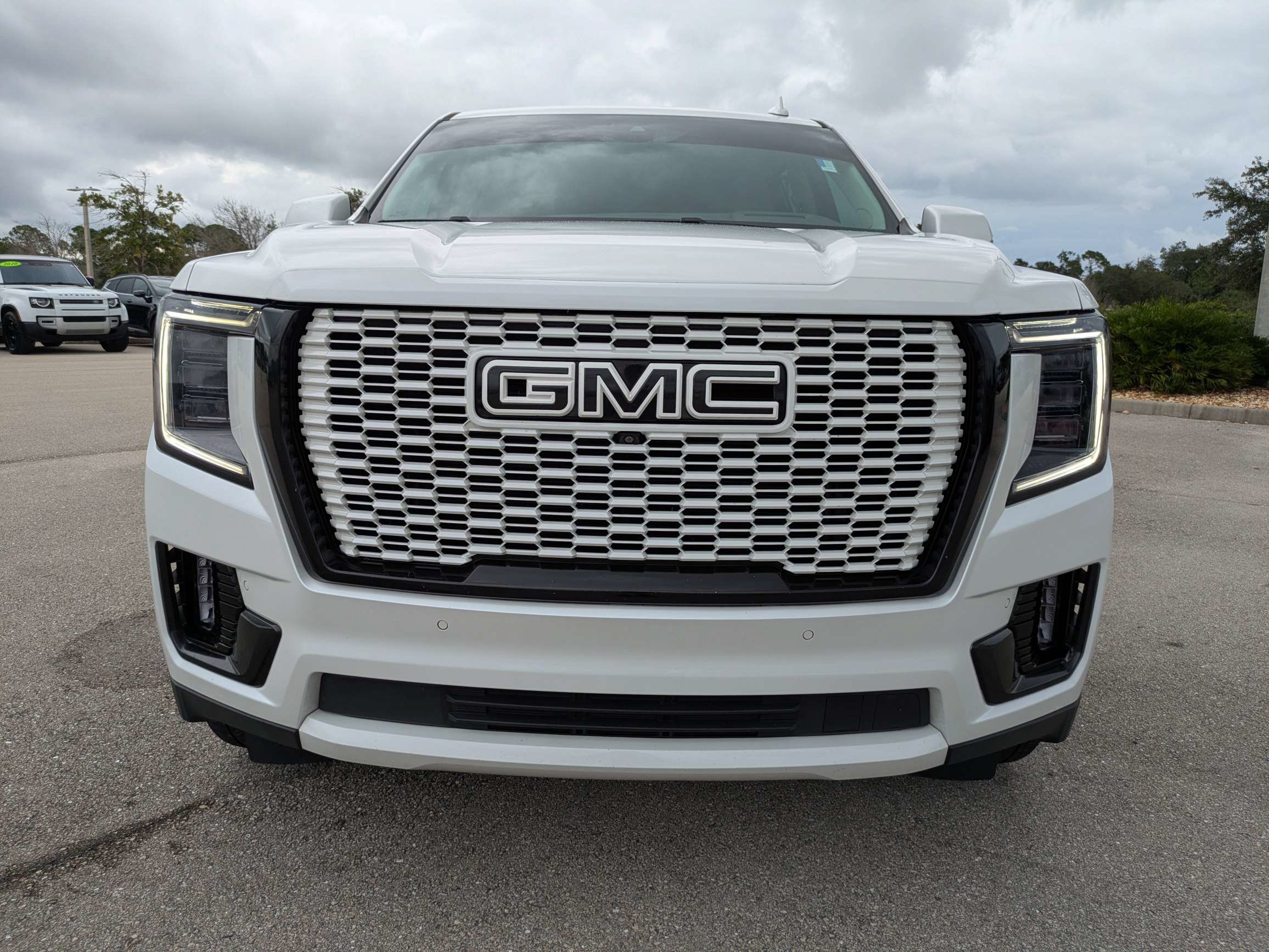 Used 2022 GMC Yukon XL Denali AWD/4WD image 9