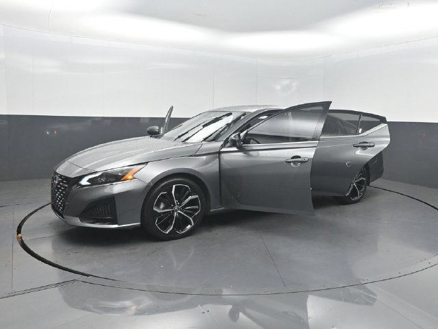 Used 2023 Nissan Altima 2.5 SR w/ SR Premium Package FWD image 32