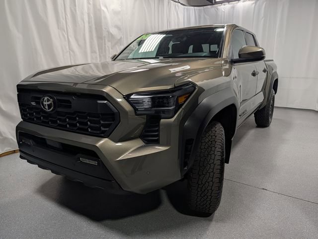Used 2024 Toyota Tacoma TRD Sport AWD/4WD image 8