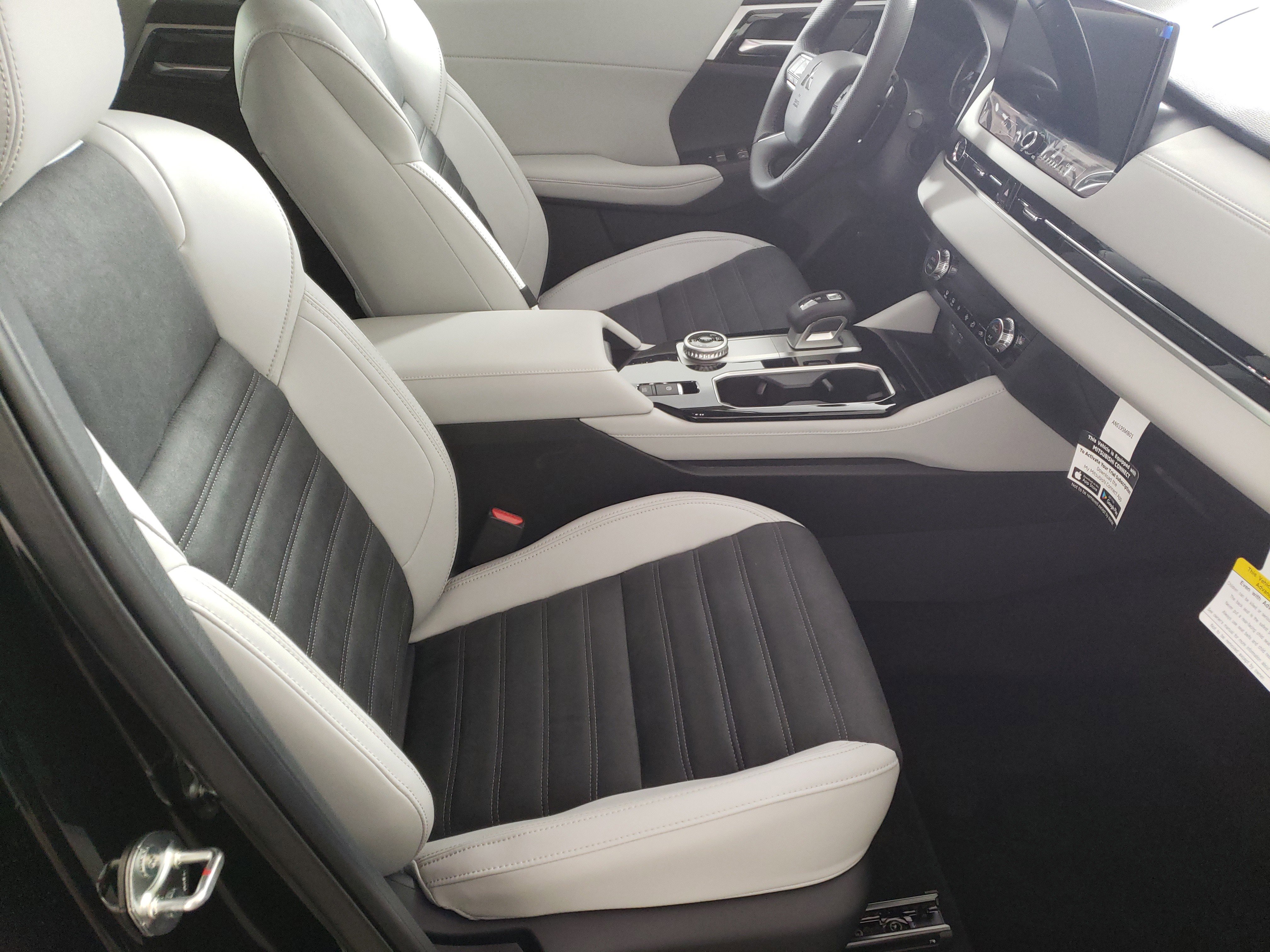 New 2025 Mitsubishi Outlander SE image 14