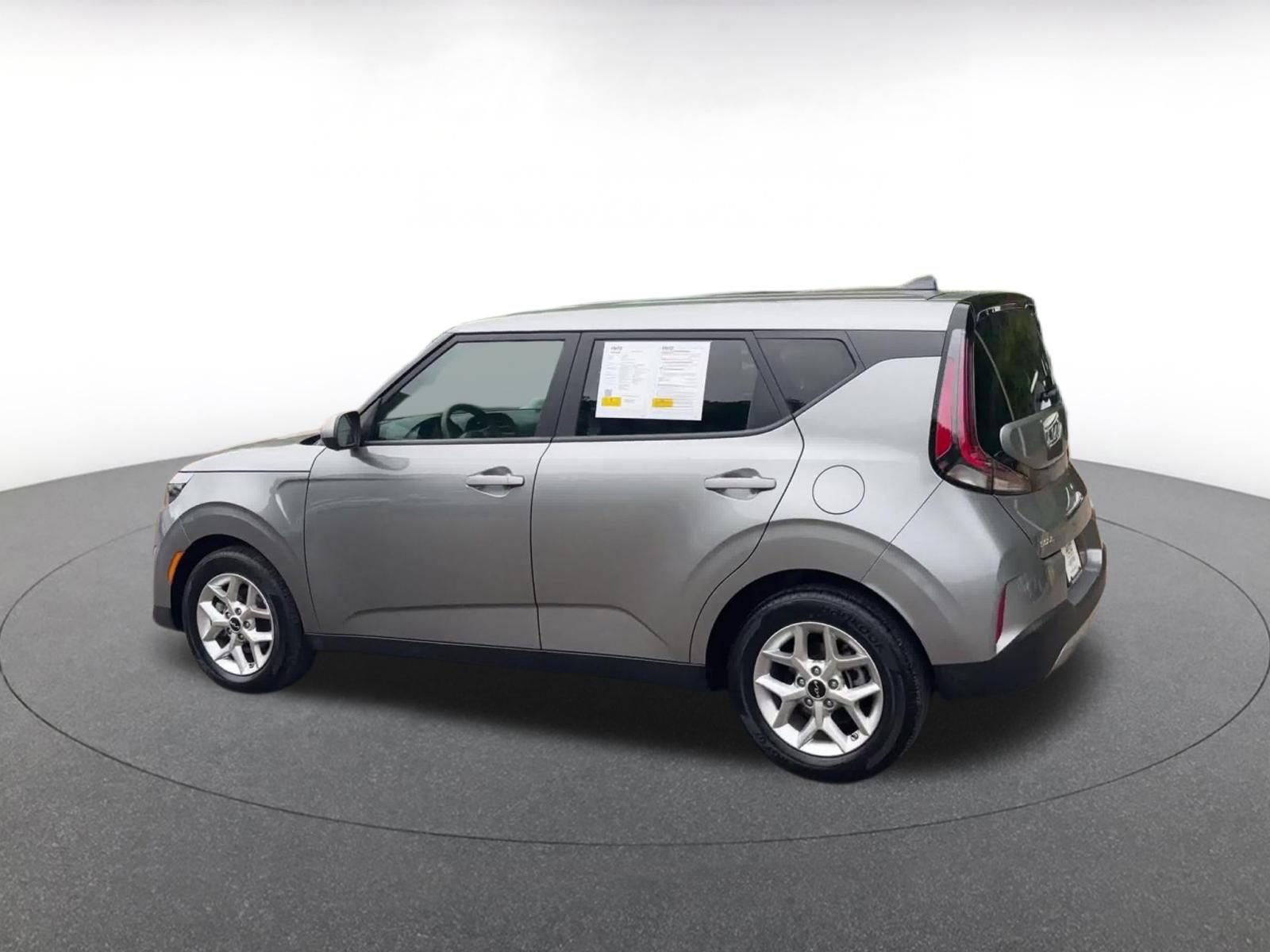 Used 2025 Kia Soul LX w/ LX Technology Package FWD image 10