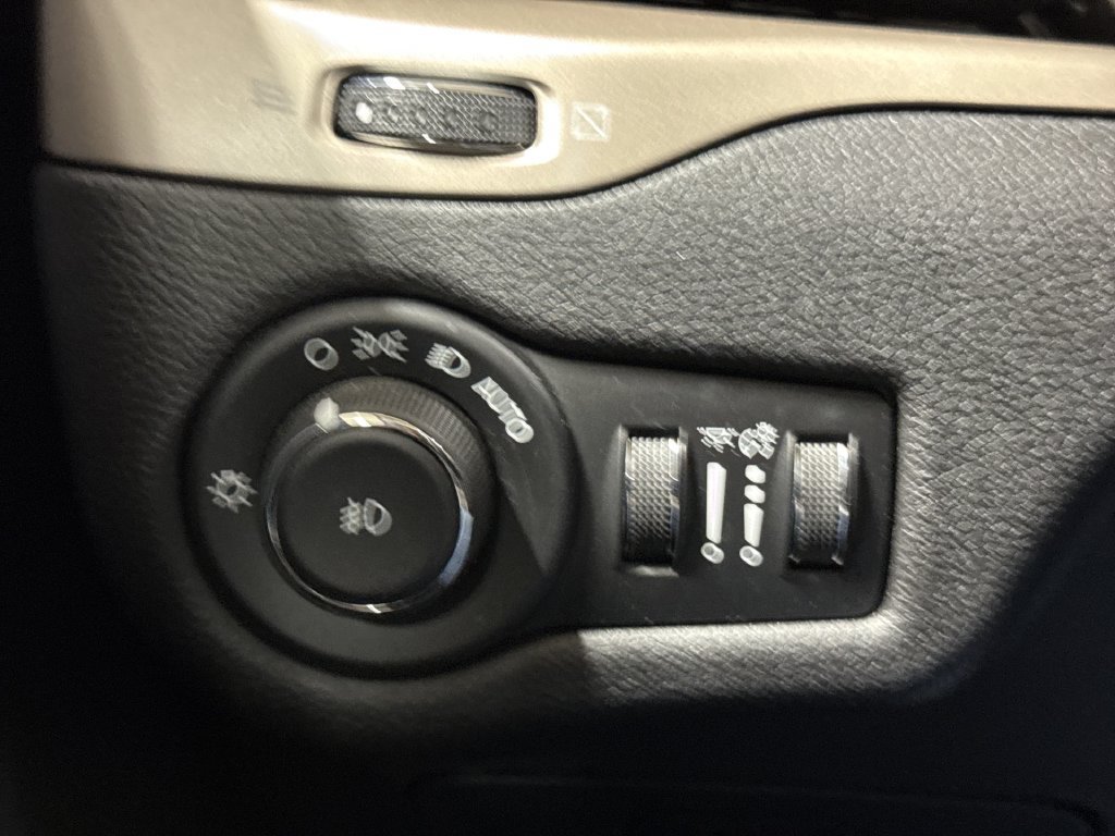 Used 2016 Jeep Cherokee Latitude w/ Cold Weather Group AWD/4WD image 18