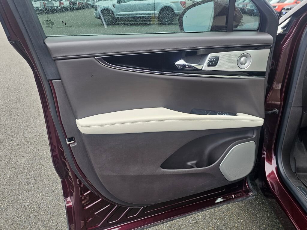 Used 2022 Lincoln Nautilus Black Label w/ Class II Trailer Tow Package image 16