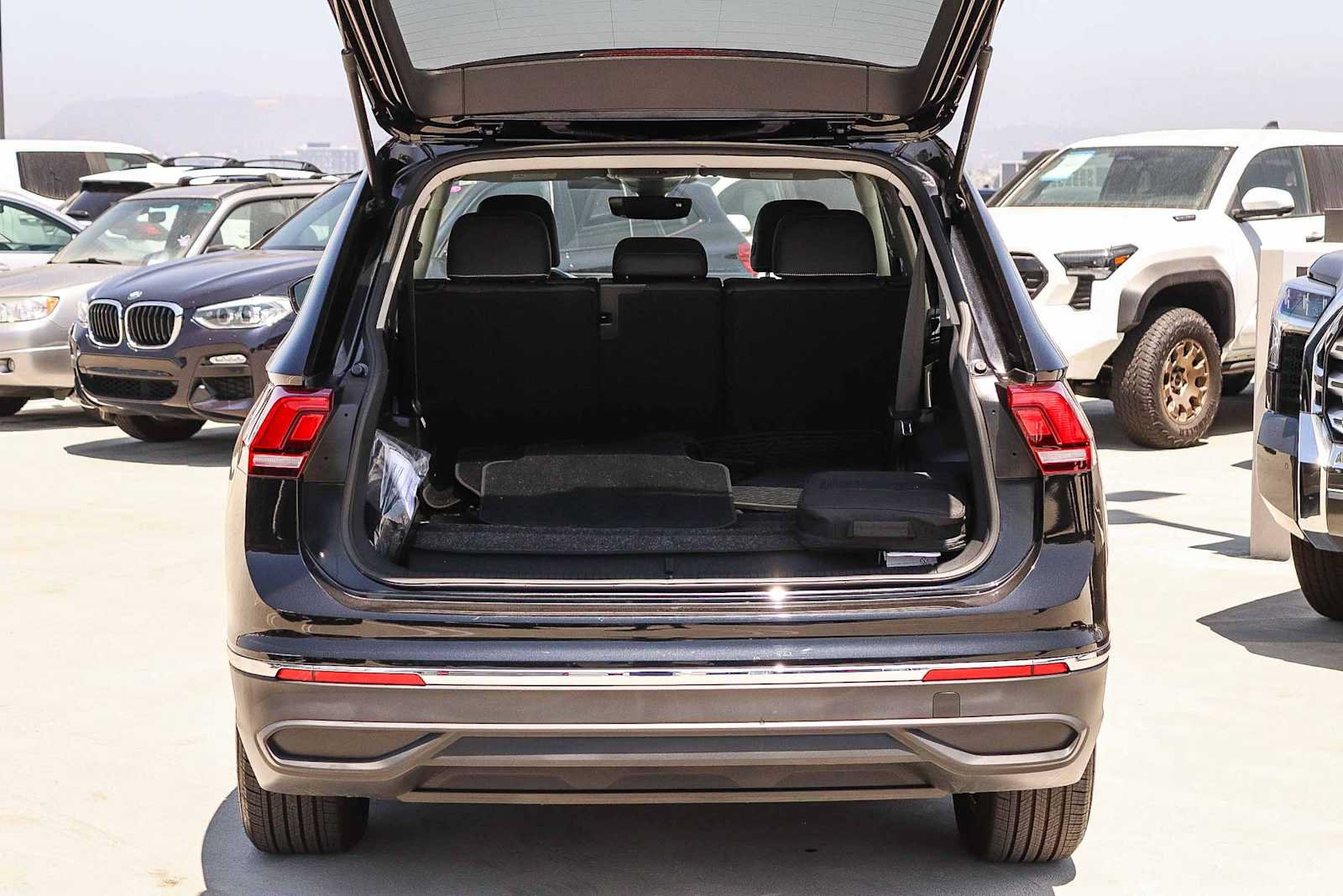Used 2023 Volkswagen Tiguan SE w/ Panoramic Sunroof Package FWD image 28