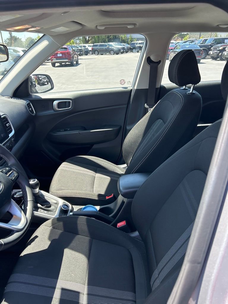 Used 2025 Hyundai Venue SEL FWD image 18