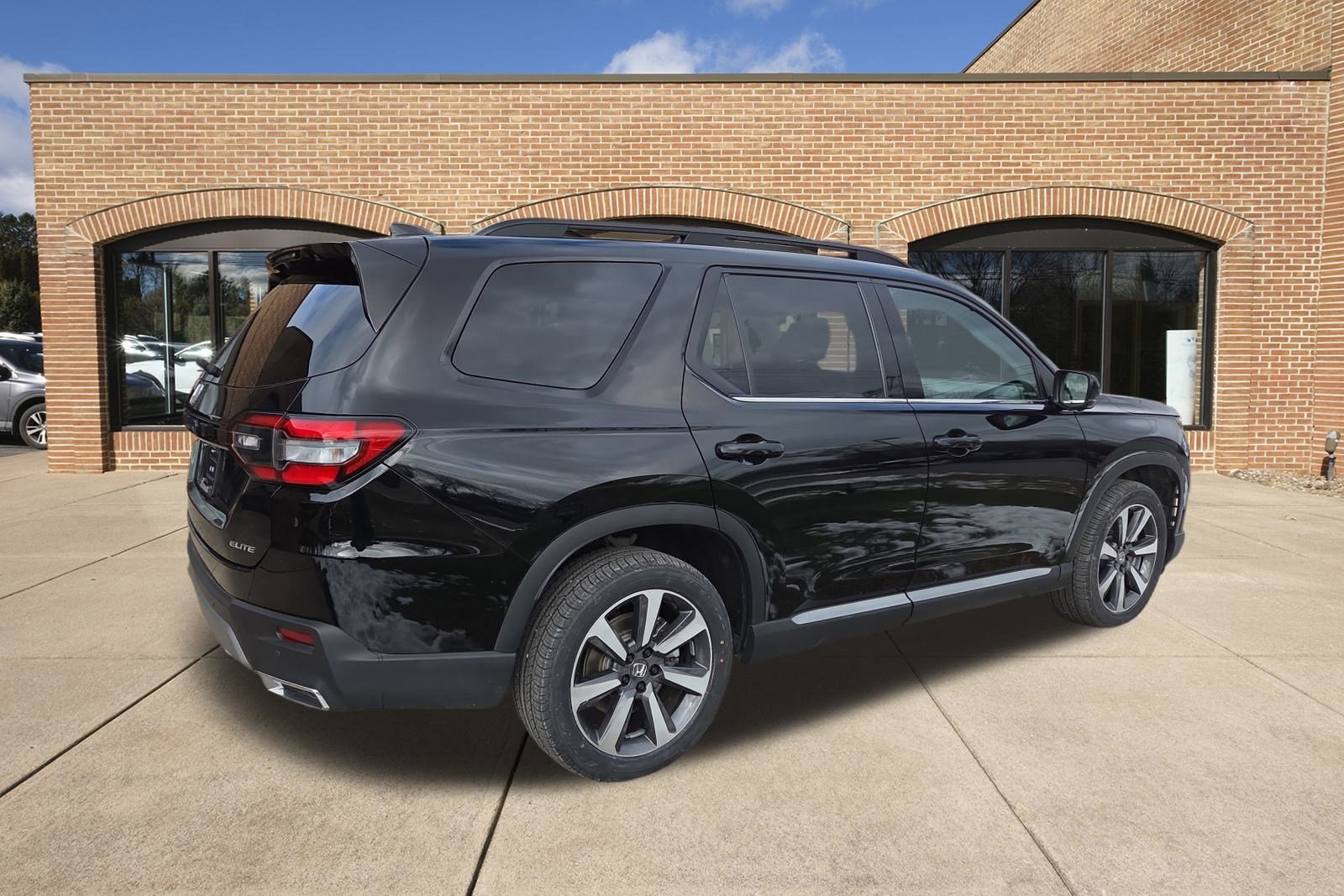 Used 2023 Honda Pilot Elite image 3