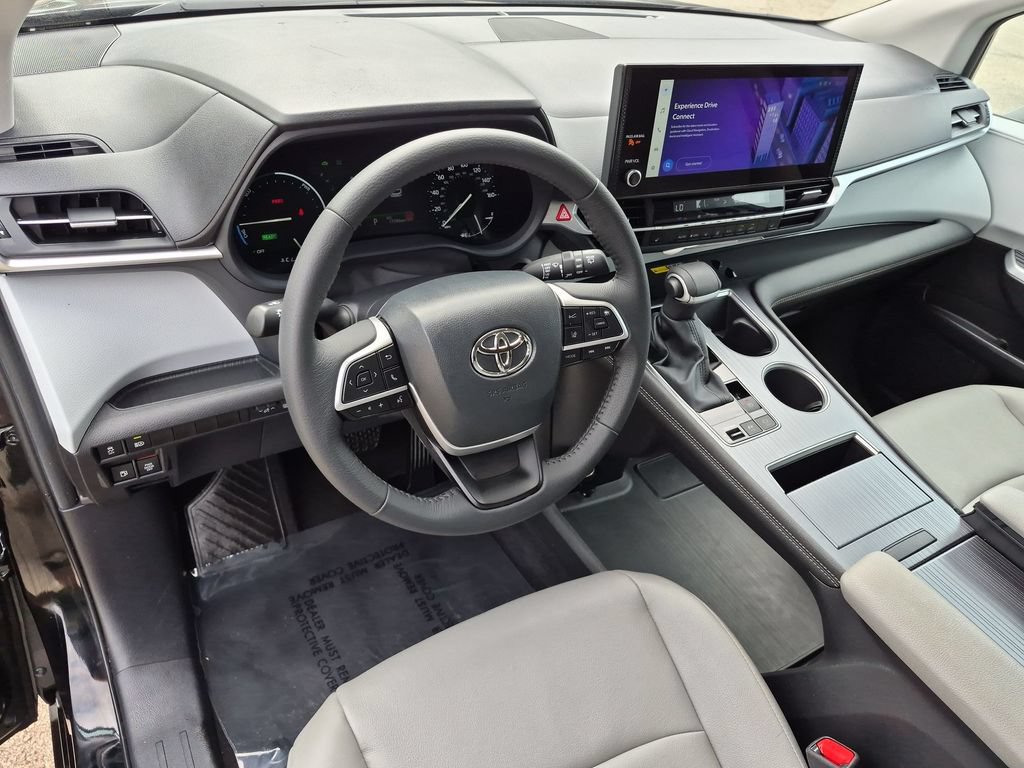 Used 2026 Toyota Sienna XLE FWD image 17