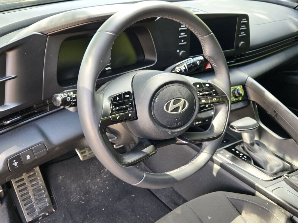 Certified 2025 Hyundai Elantra Sport FWD image 9