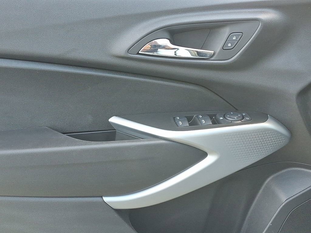 Used 2025 Chevrolet Trax LS w/ LS Convenience Package image 12