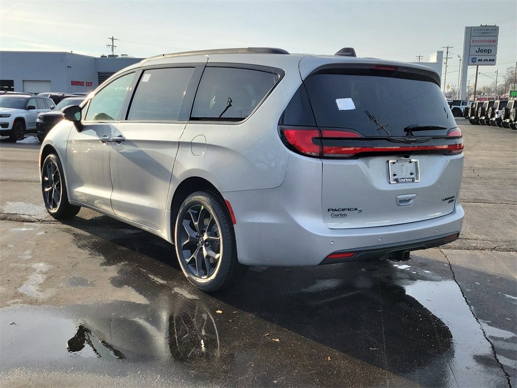 New 2026 Chrysler Pacifica Limited image 3