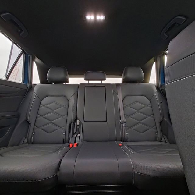 Used 2025 Volkswagen Atlas Cross Sport SE image 29