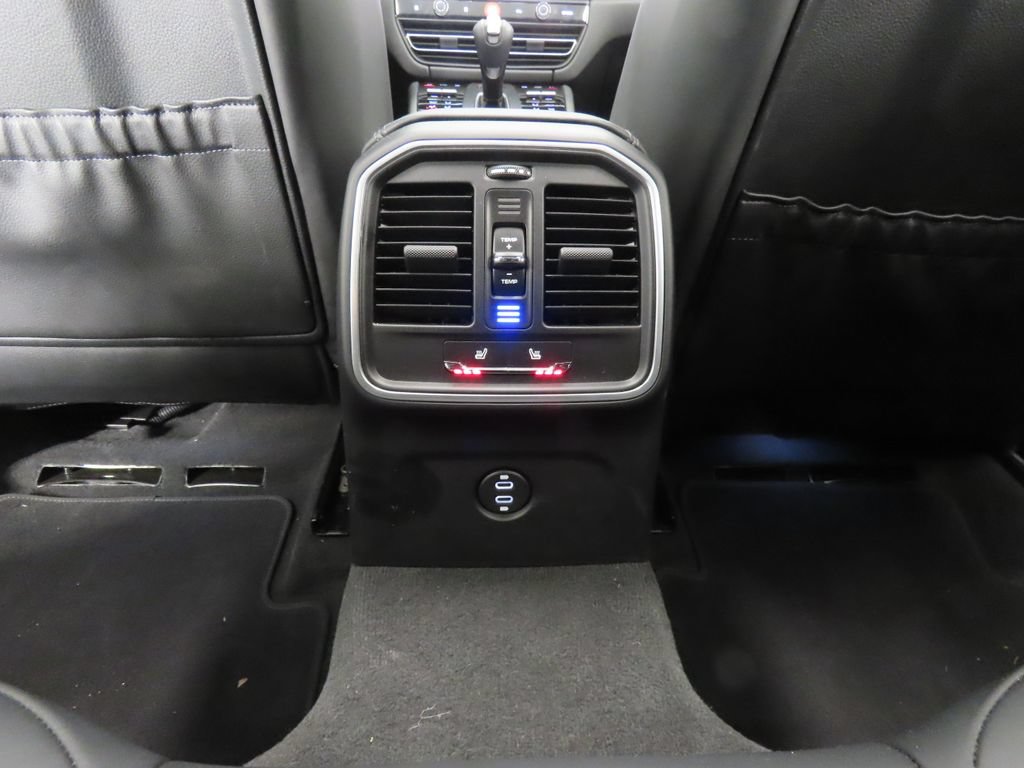 Certified 2026 Porsche Macan AWD/4WD image 32