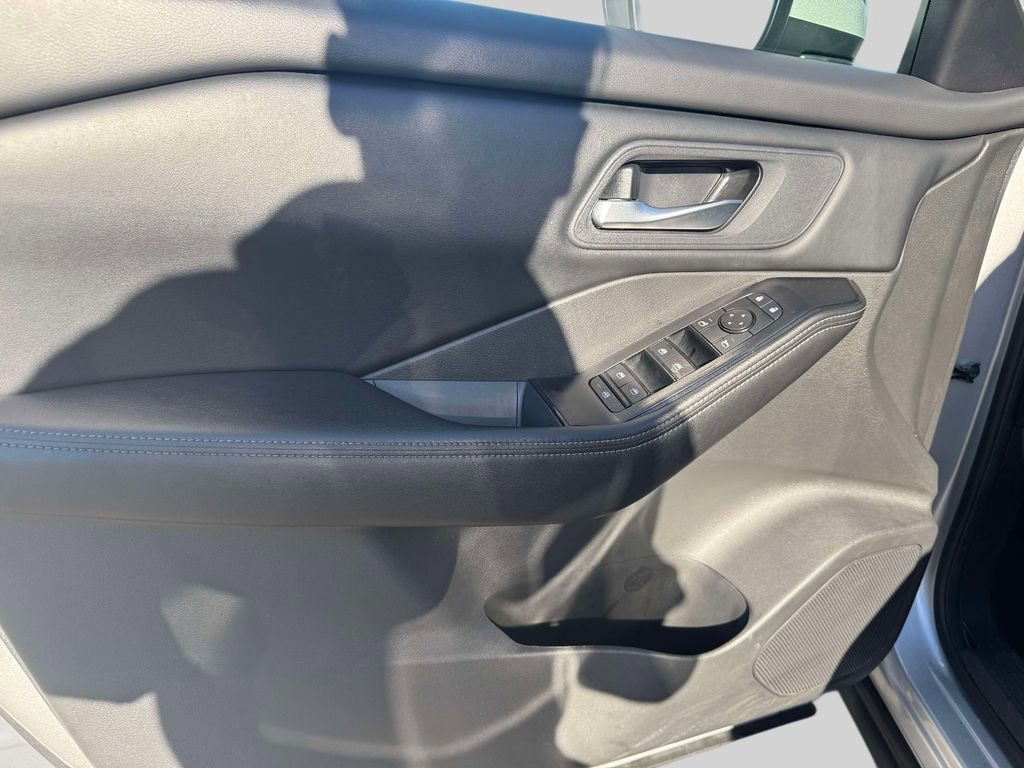 Used 2025 Nissan Rogue SV AWD/4WD image 15