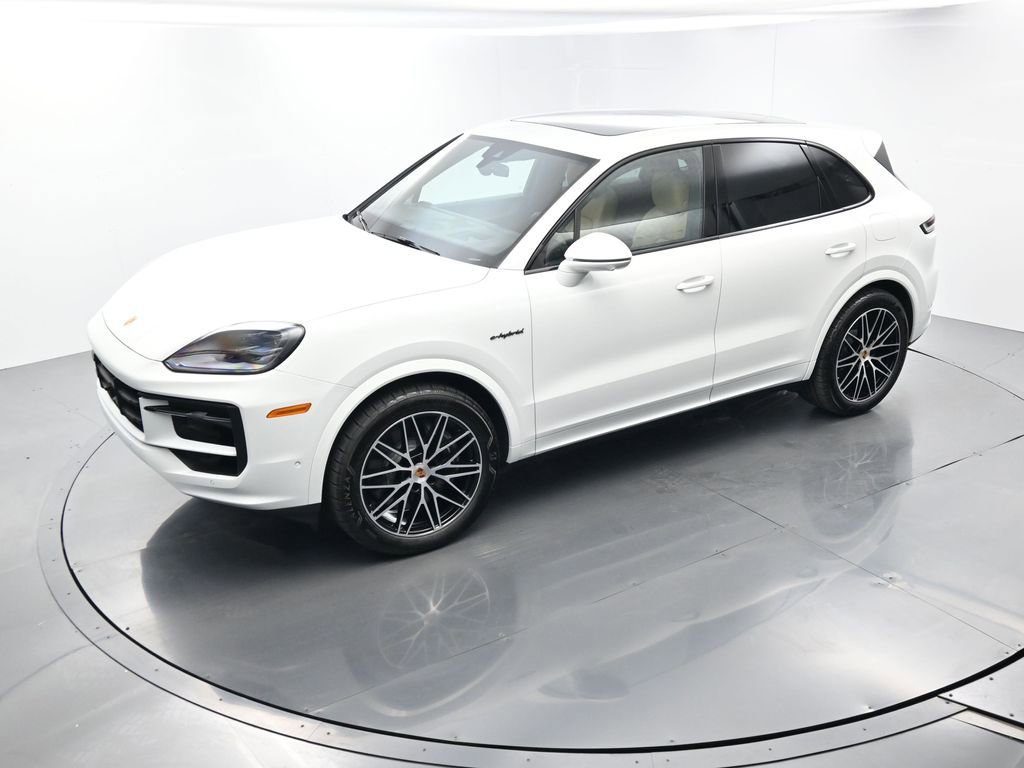 Certified 2025 Porsche Cayenne E-Hybrid w/ Premium Package Plus image 37