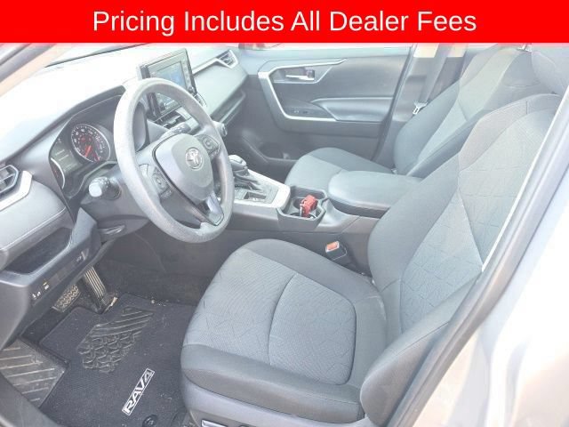 Used 2020 Toyota RAV4 XLE w/ Convenience Package FWD image 4