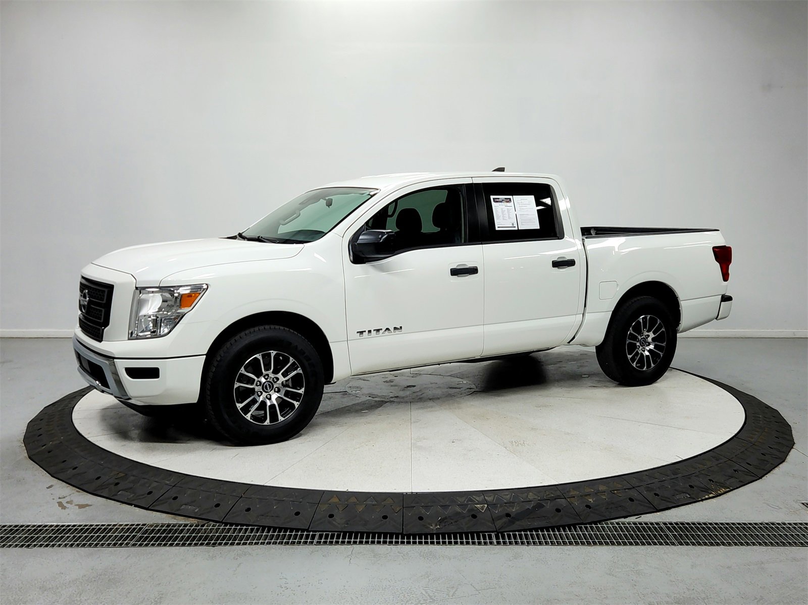 Used 2023 Nissan Titan SV image 4