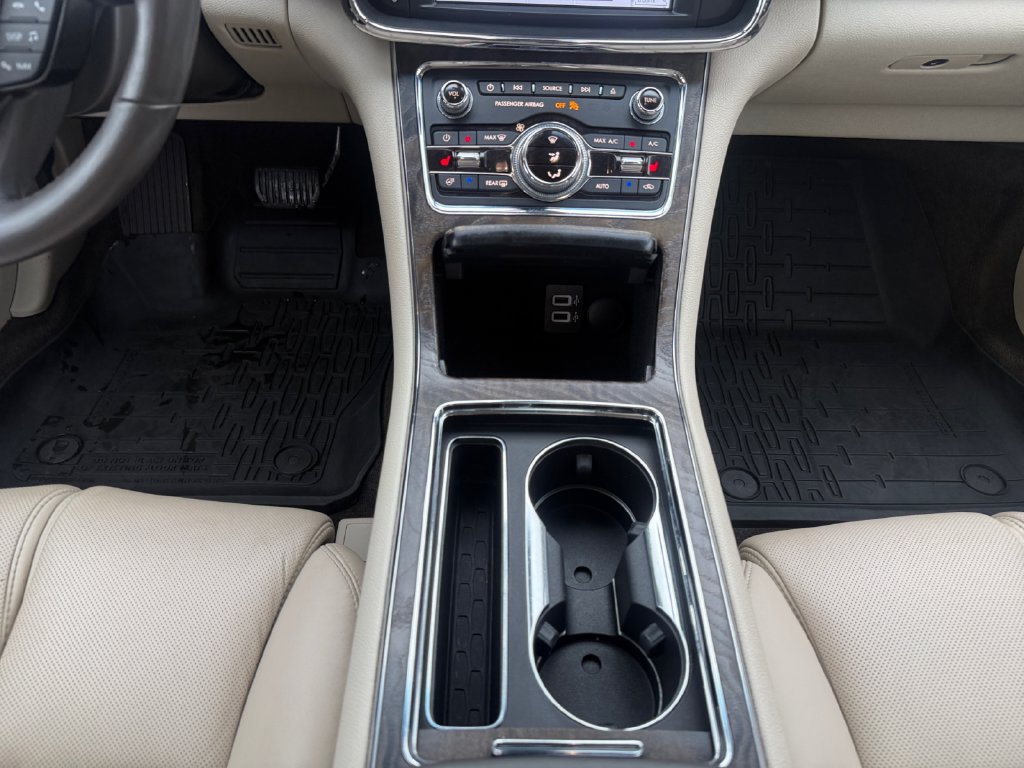 Used 2017 Lincoln Continental Select w/ Climate Package FWD image 30