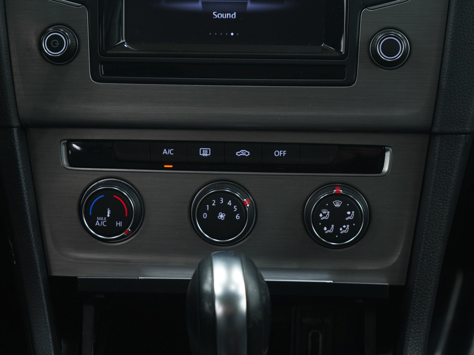 Used 2015 Volkswagen Golf SE image 17