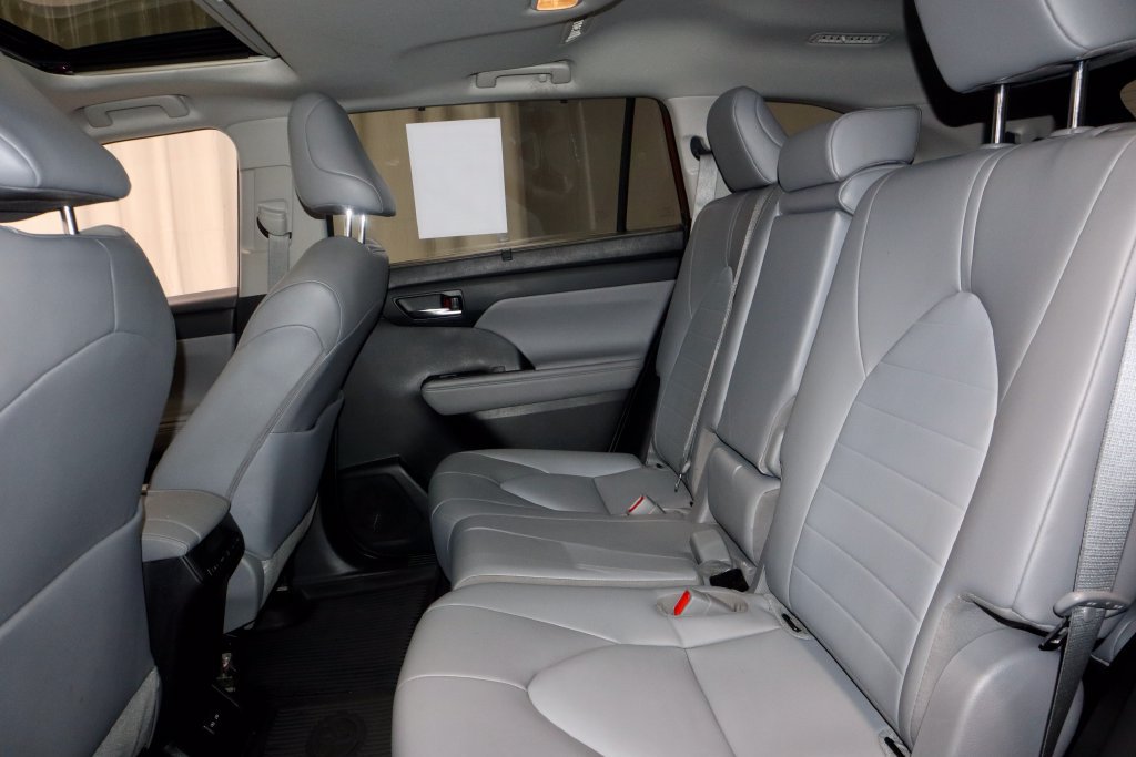 Used 2022 Toyota Highlander XLE AWD/4WD image 22