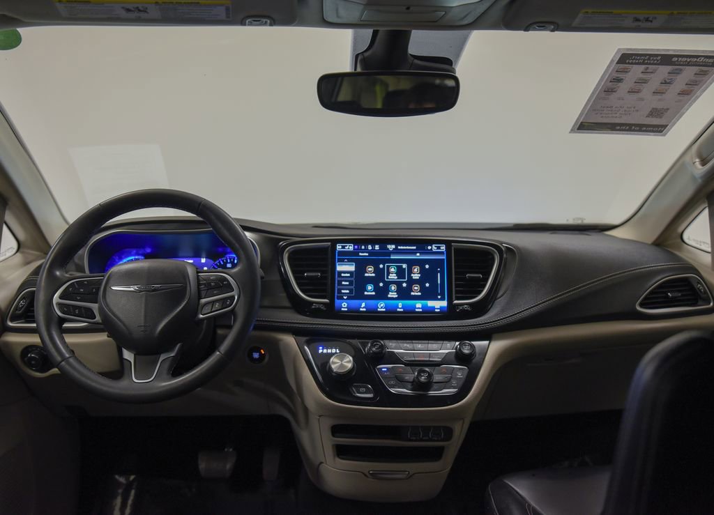Used 2023 Chrysler Pacifica Touring-L image 30