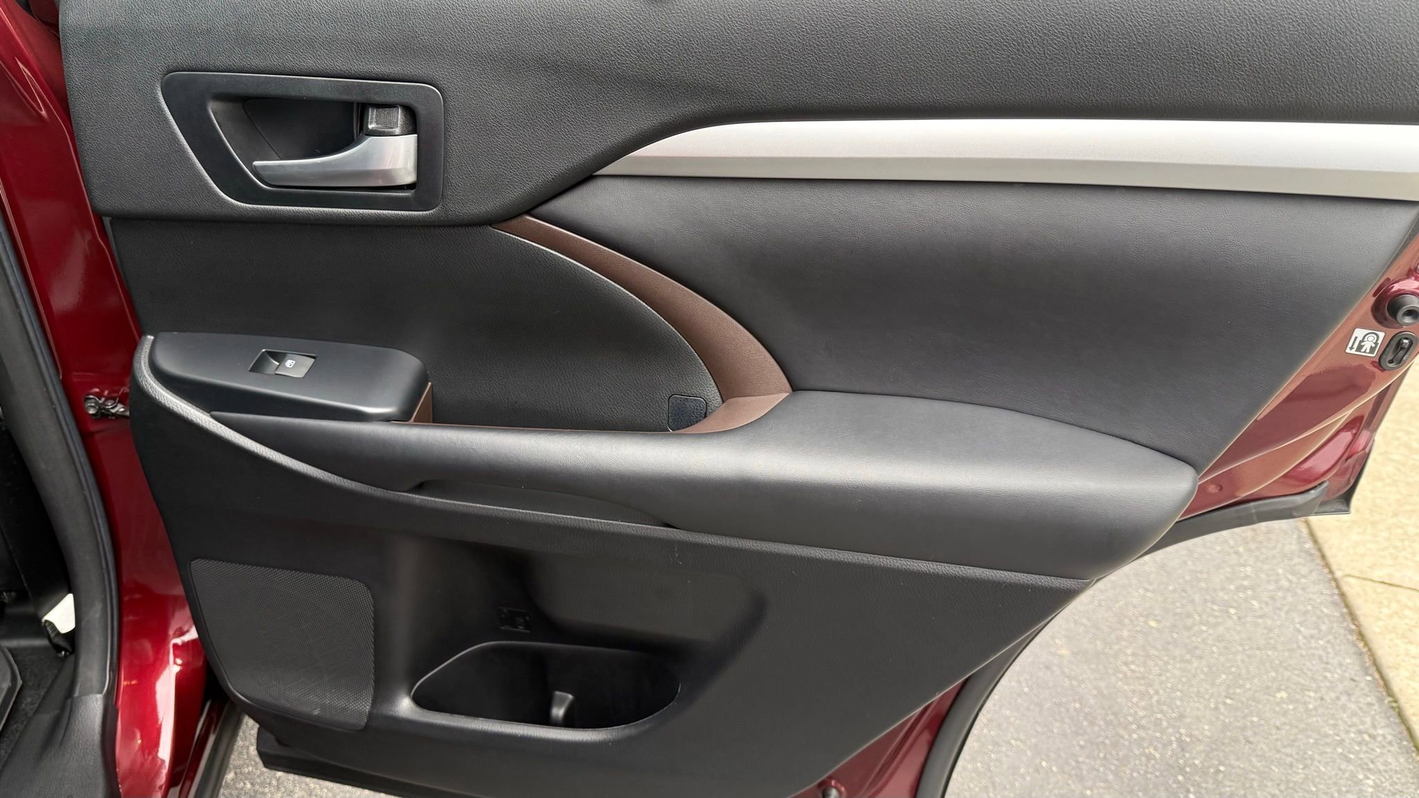 Used 2017 Toyota Highlander XLE image 24