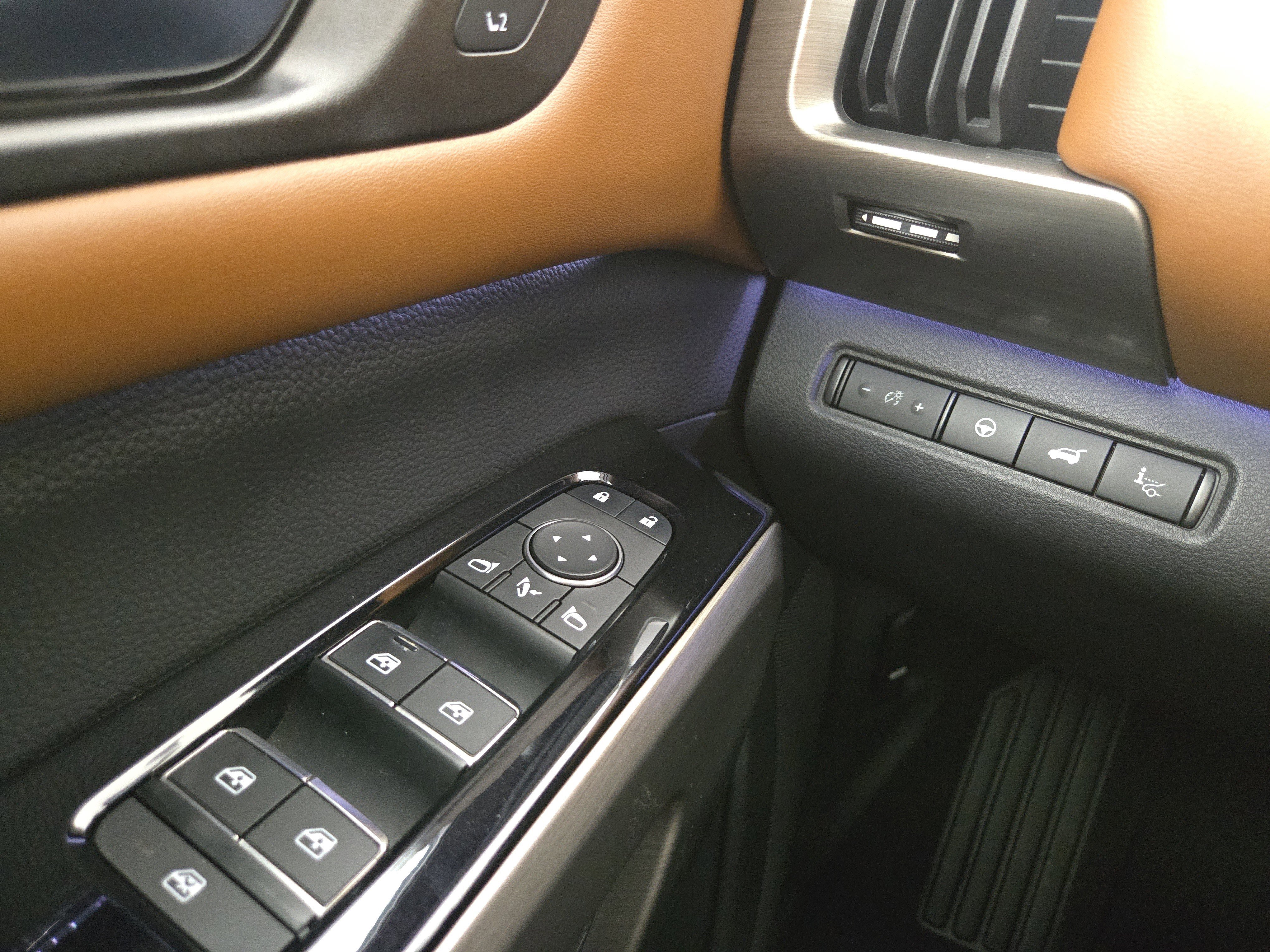 Used 2022 Nissan Pathfinder Platinum w/ Cargo Package image 32