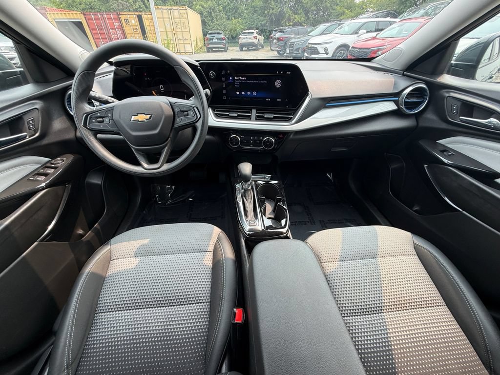 Used 2025 Chevrolet Trax LT FWD image 22