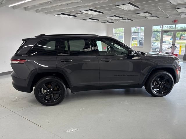 Used 2023 Jeep Grand Cherokee Altitude AWD/4WD image 13
