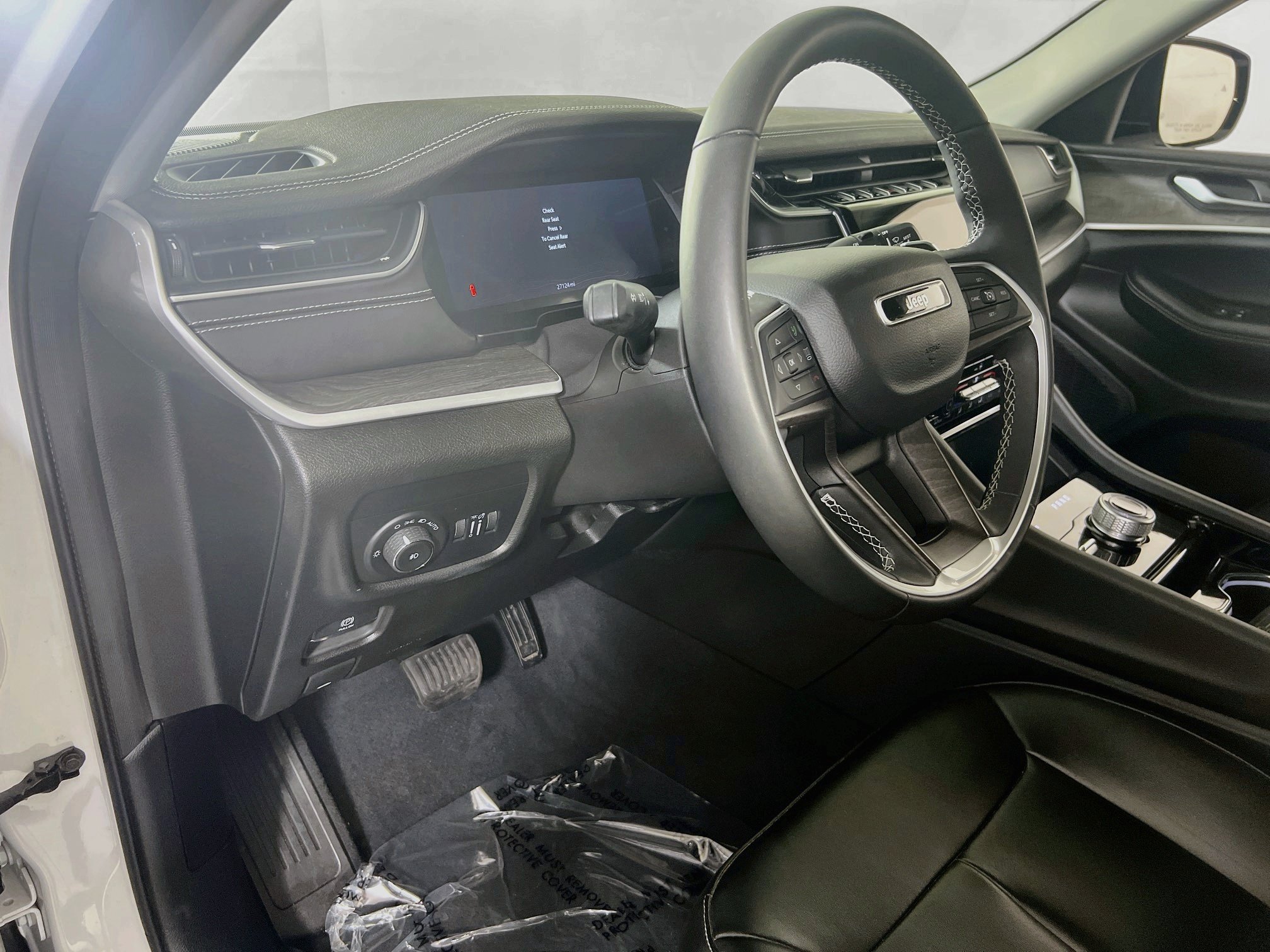 Used 2023 Jeep Grand Cherokee L Limited AWD/4WD image 9