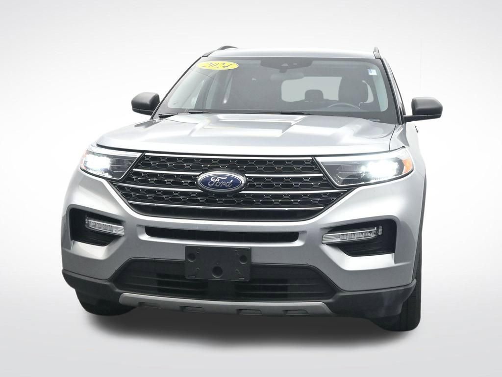 Used 2024 Ford Explorer XLT w/ Equipment Group 202A image 2