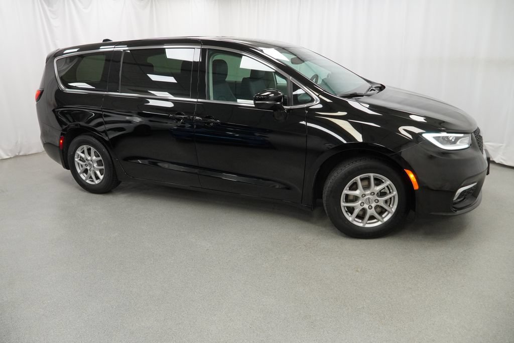 Certified 2024 Chrysler Pacifica Touring-L FWD image 11