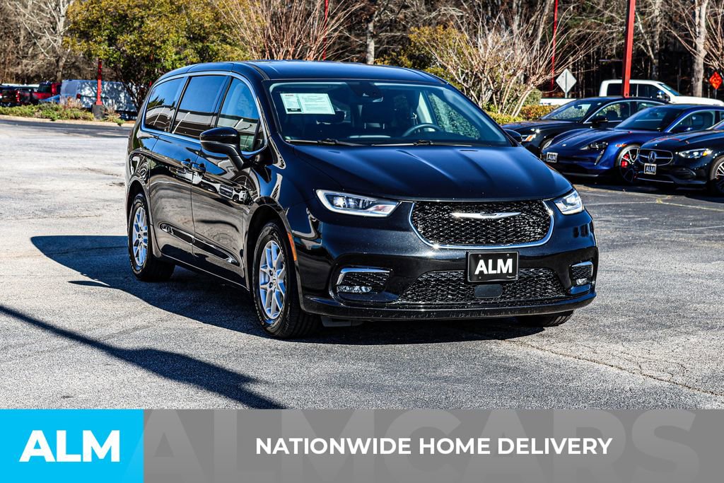 Used 2023 Chrysler Pacifica Touring-L image 5