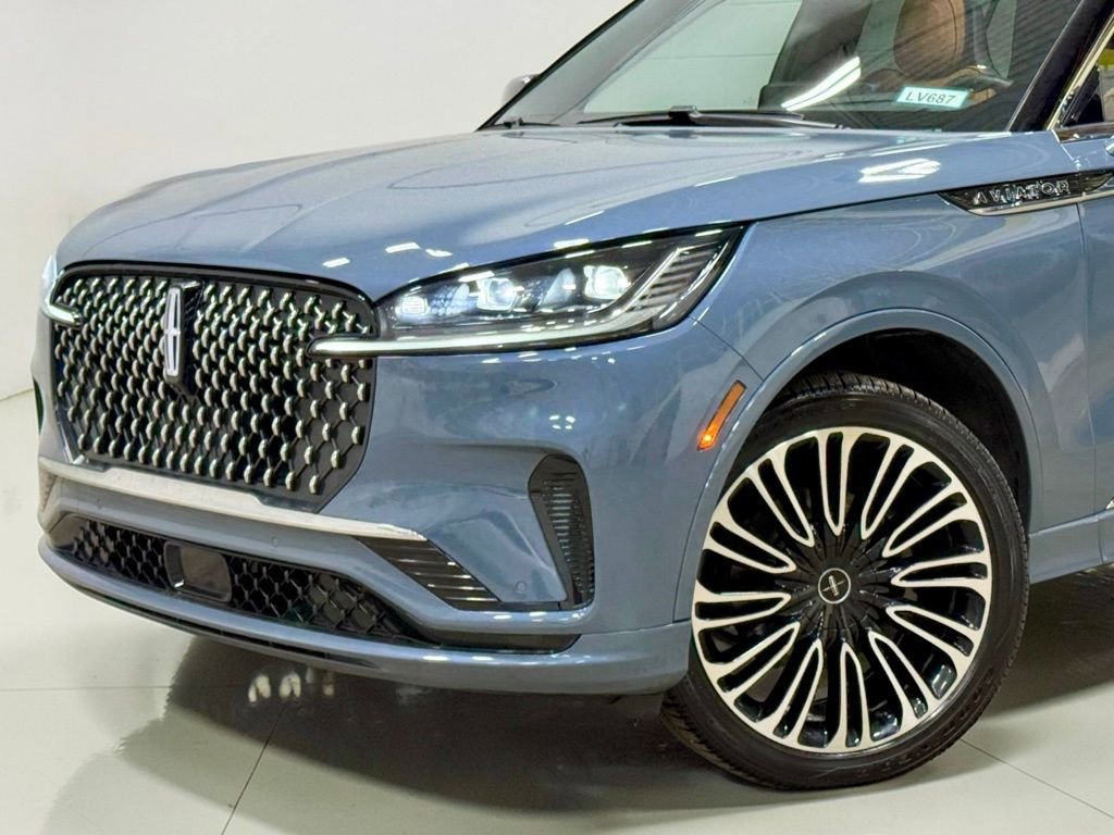 Used 2025 Lincoln Aviator Black Label image 3