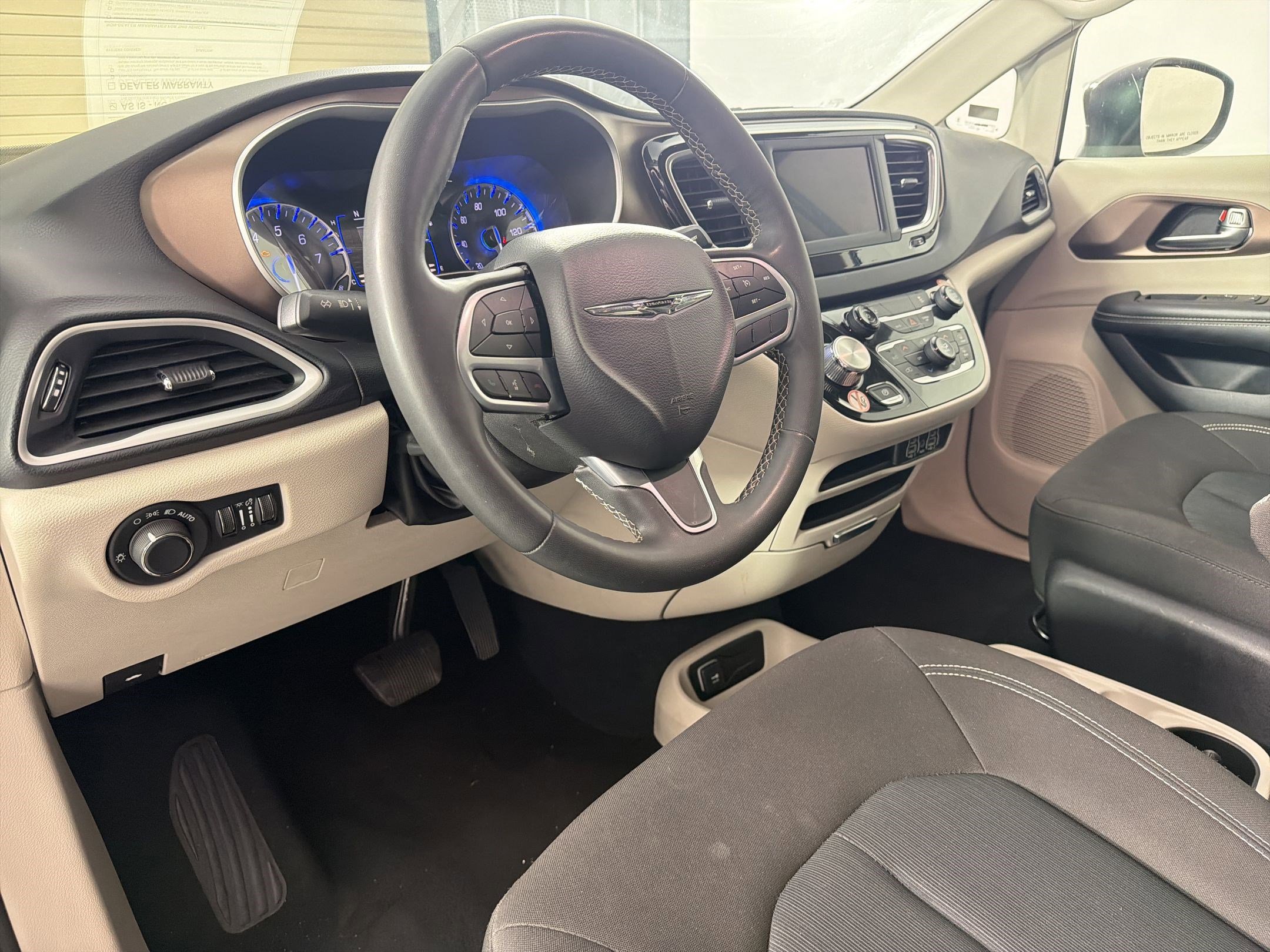 Used 2023 Chrysler Voyager LX image 4