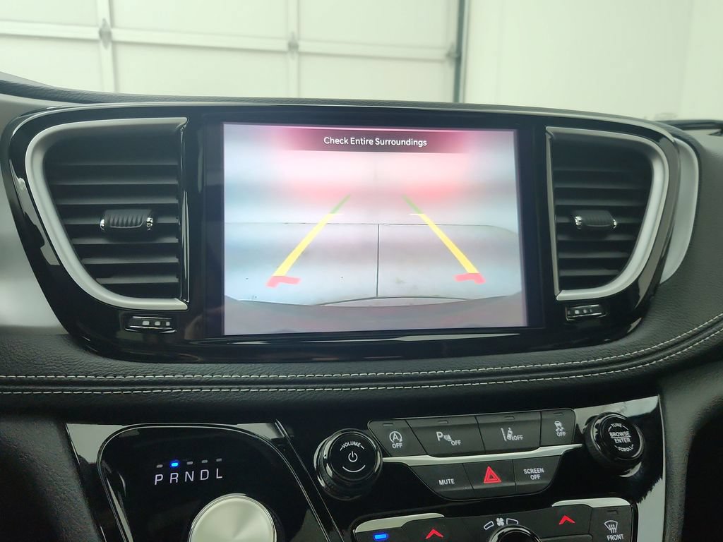 Certified 2025 Chrysler Pacifica Limited FWD image 28