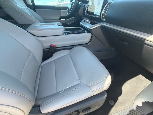 Used 2025 Ford Expedition Active AWD/4WD image 13