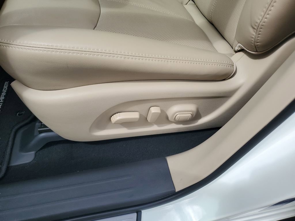 Used 2019 Nissan Pathfinder Platinum FWD image 16