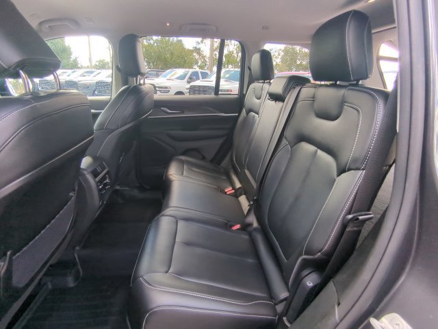 Used 2023 Jeep Grand Cherokee Limited w/ Trailer Tow Prep Group (B) AWD/4WD image 16