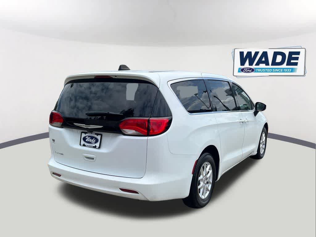 Used 2022 Chrysler Voyager LX FWD image 5