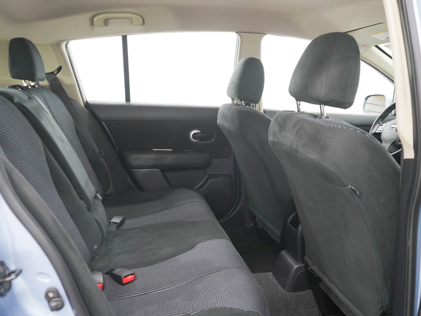 Used 2011 Nissan Versa Hatchback w/ Premium Pkg FWD image 12