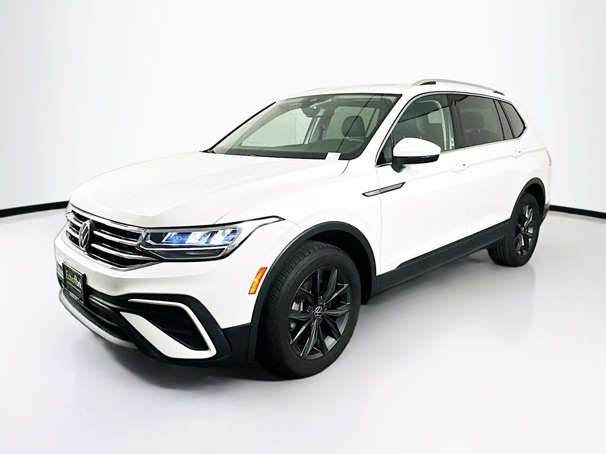 Used 2022 Volkswagen Tiguan SE w/ Panoramic Sunroof Package FWD image 4