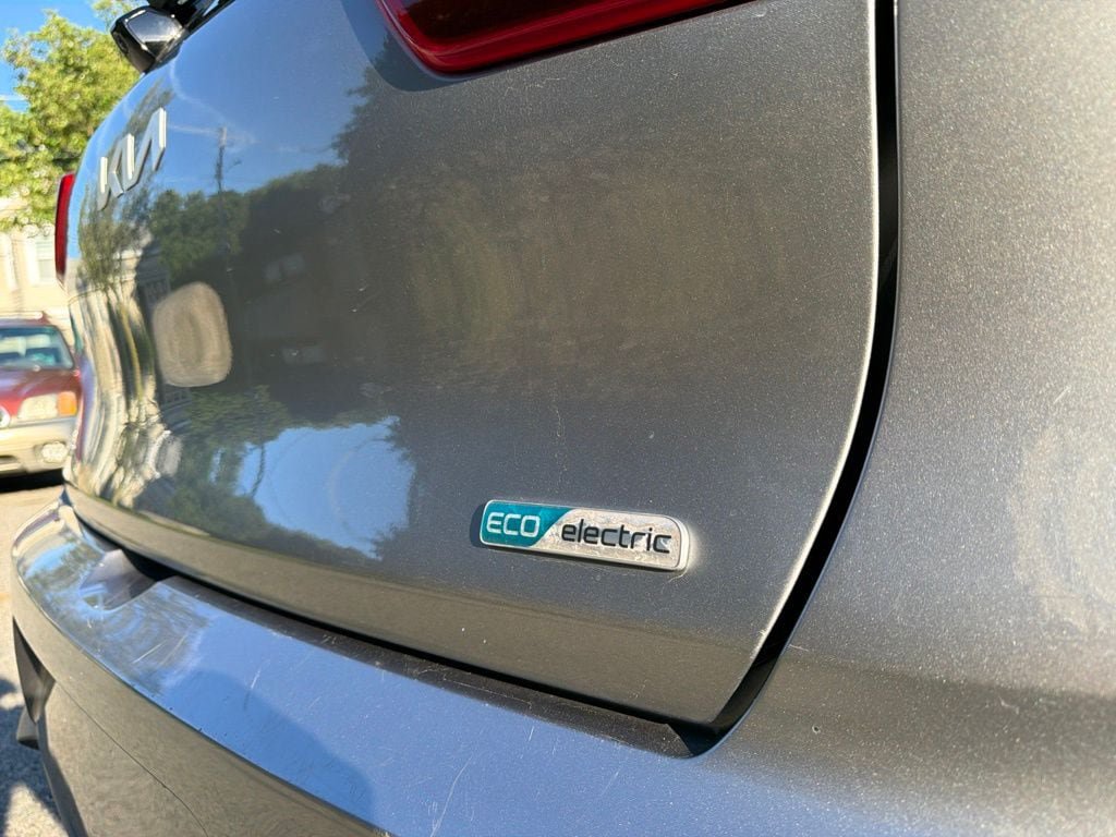 Certified 2022 Kia Niro EX Premium w/ Cold Weather Package FWD image 11