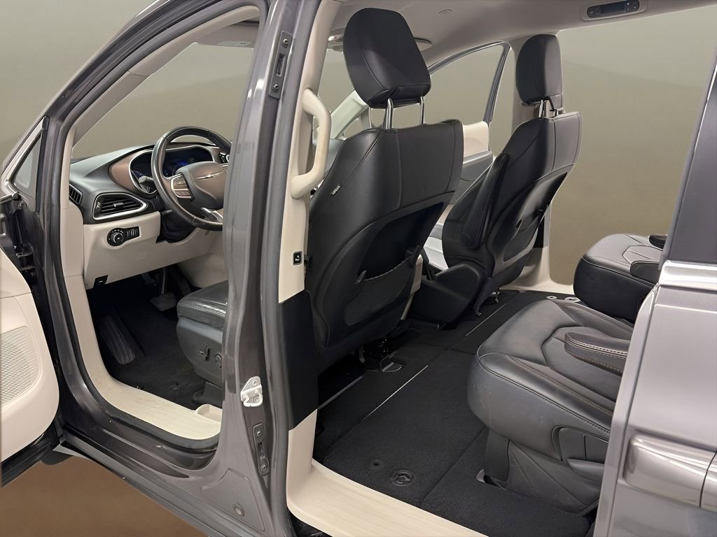 Used 2017 Chrysler Pacifica Touring-L w/ Tire & Wheel Group FWD image 9