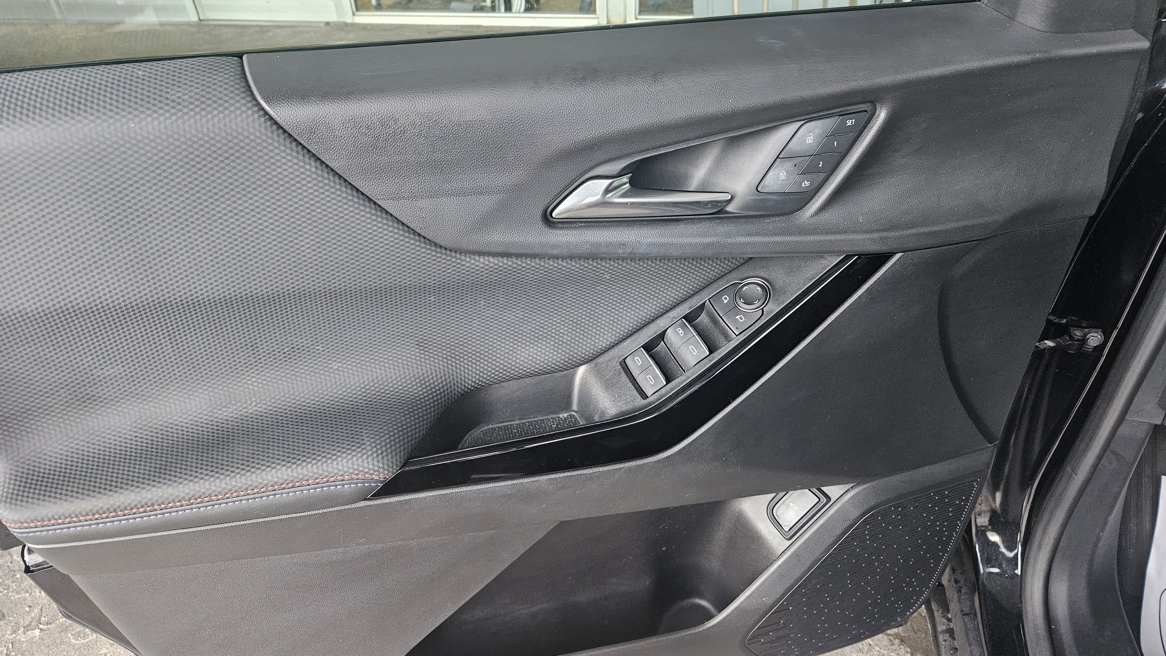 Used 2025 Chevrolet Equinox RS w/ Safety and Technology Package FWD image 11