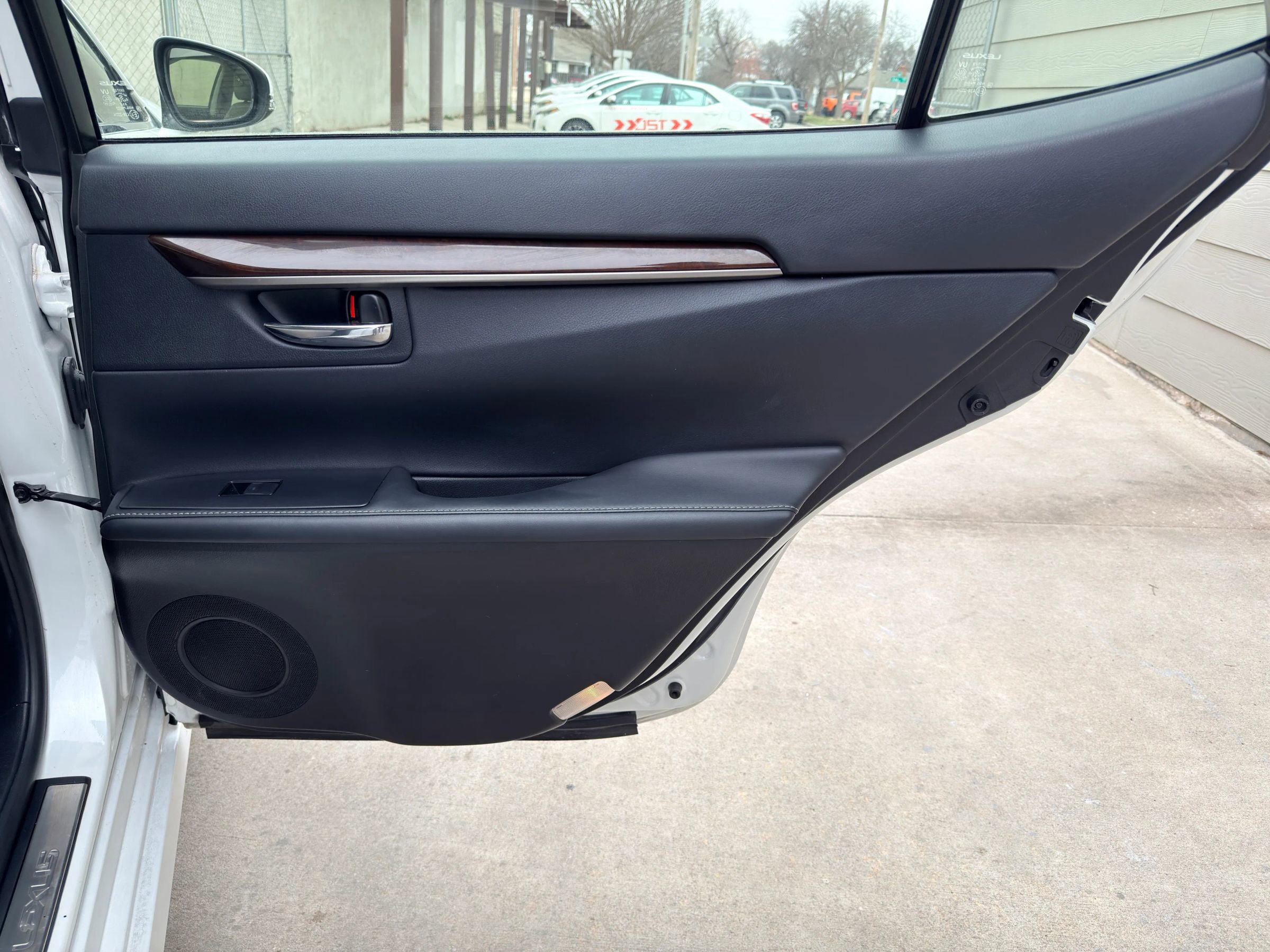 Used 2015 Lexus ES 350 w/ Luxury Package image 30