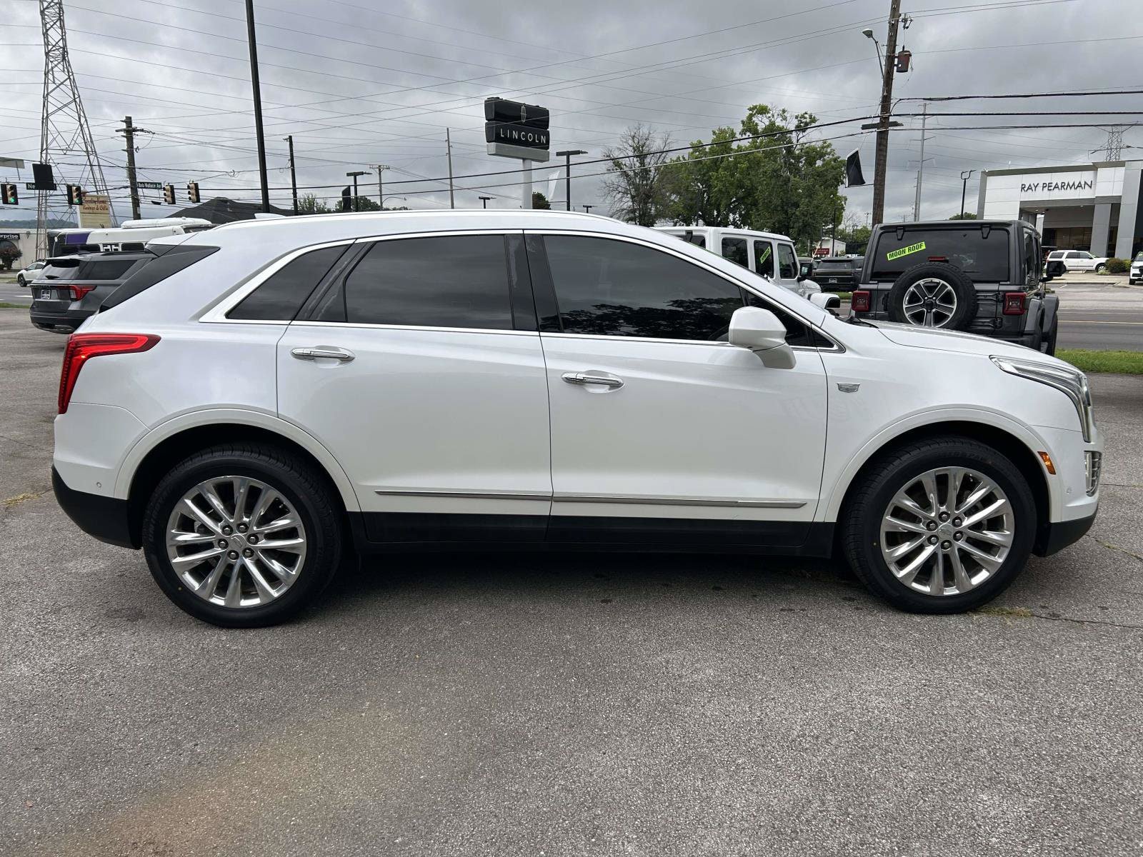 Used 2017 Cadillac XT5 Platinum w/ Driver Assist Package AWD/4WD image 2