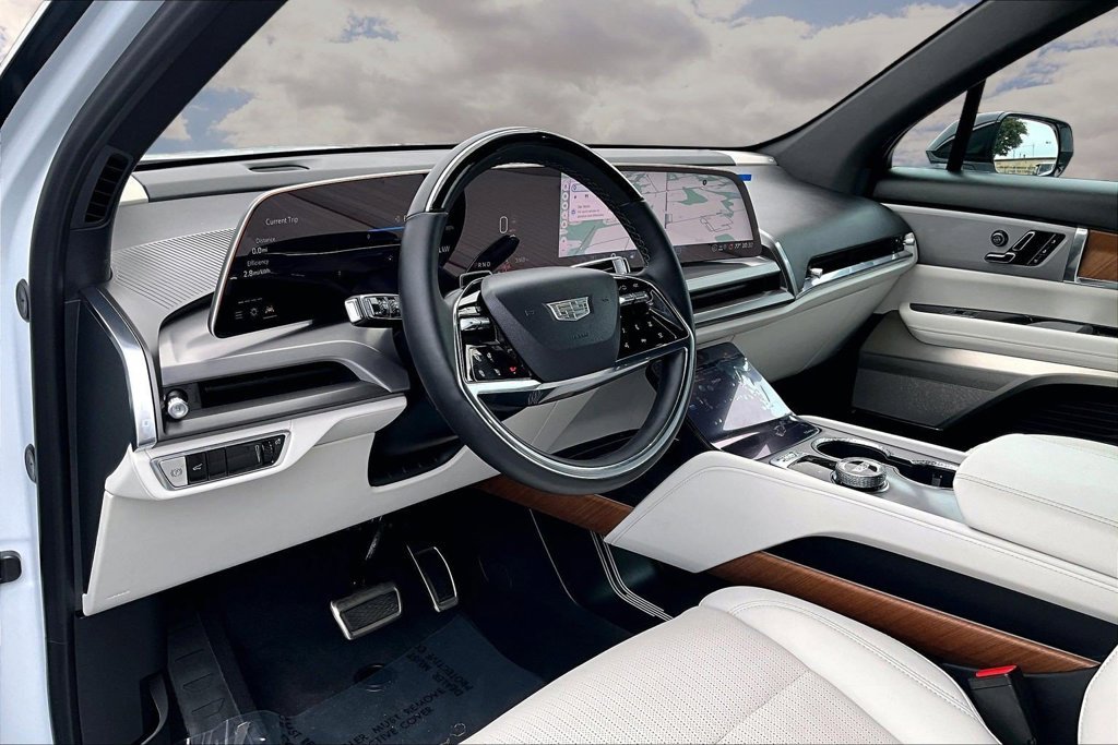 Used 2027 Cadillac Vistiq Luxury w/ LPO, Floor Liner Package AWD/4WD image 17