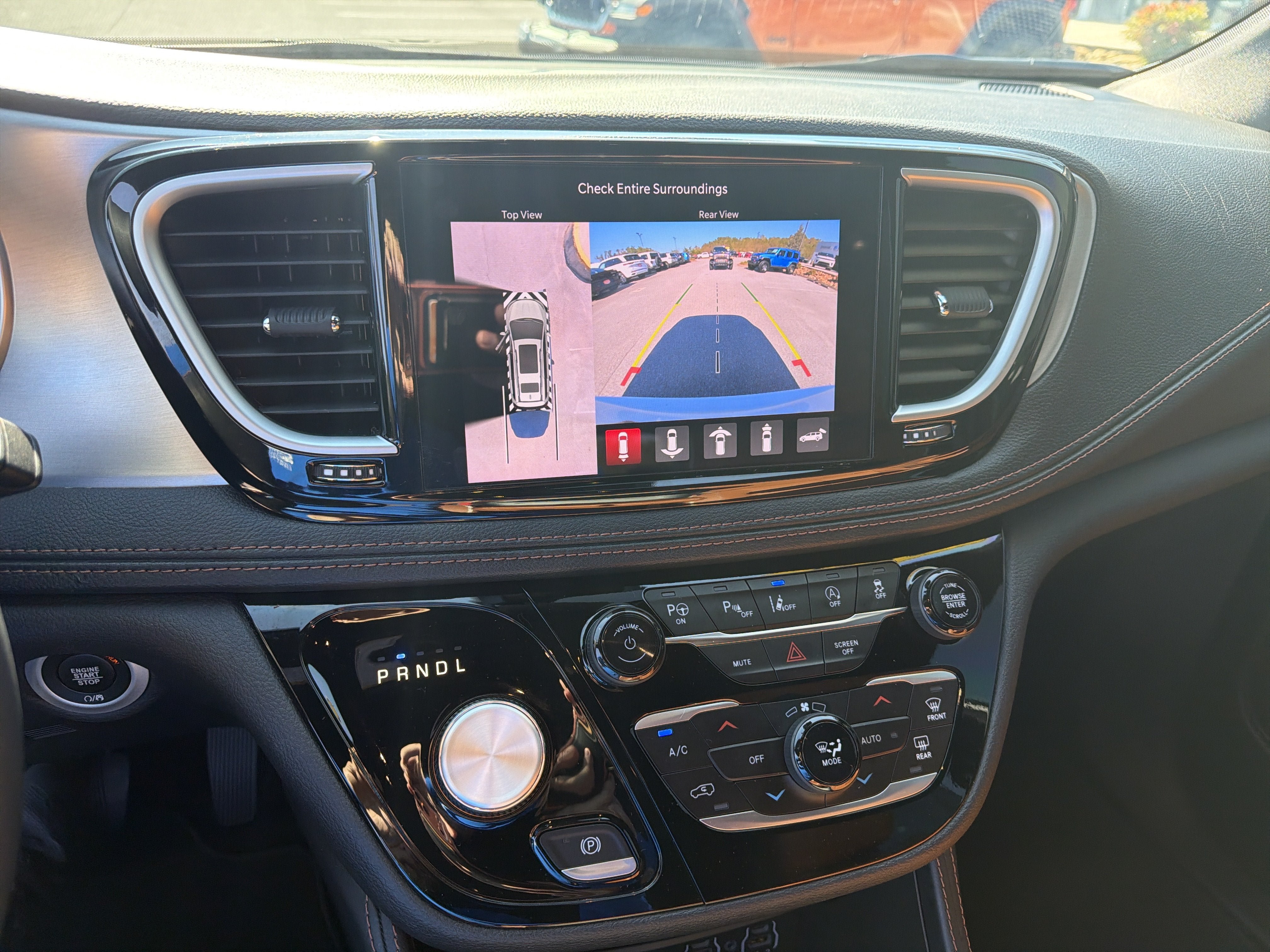 Used 2025 Chrysler Pacifica Pinnacle FWD image 34